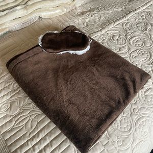 Fabulous travel throw! Lightweight yet warm!